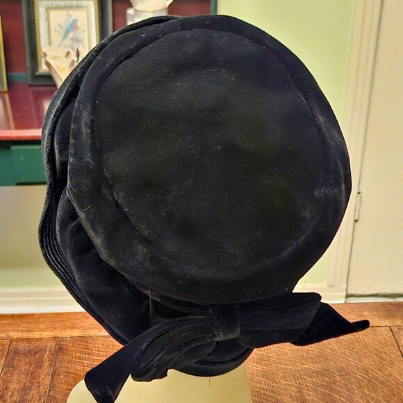 Vintage Neiman Marcus Black Velvet Cloche Hat With Bow in Back - Picture 2 of 4
